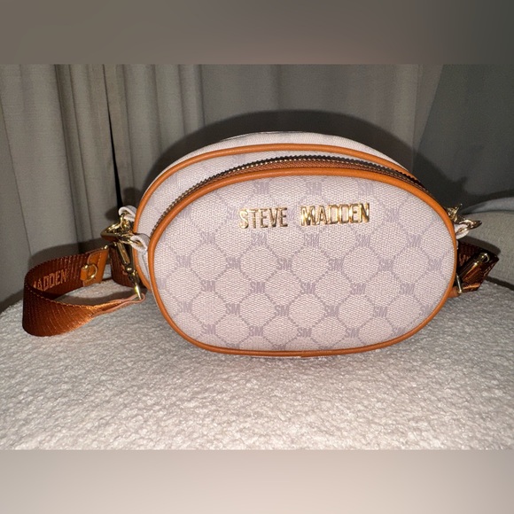 Steve Madden Handbags - Steve Madden Tan and Gold Crossbody Bag